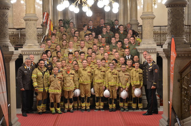 Die jungen Tiroler TeilnehmerInnen mit den Funktionären des Landes-Feuerwehrverbandes Tirol. | Foto: Anton Wegscheider