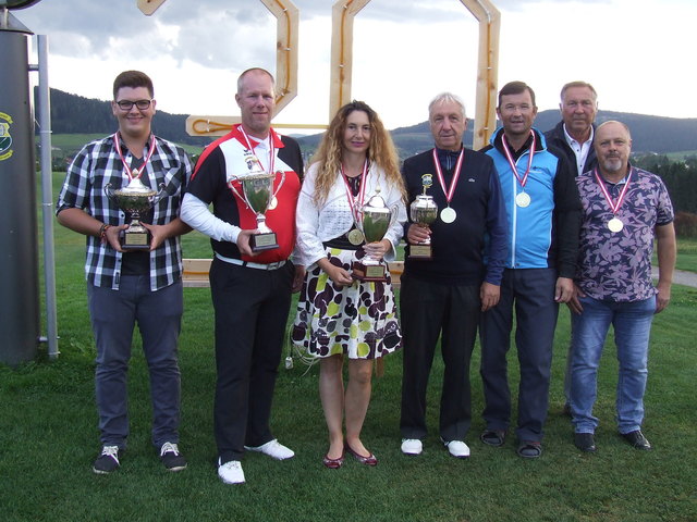 Die Clubmeister 2018 auf einen Blick. Von links: Tobias Neunteufel, Markus Eder, 
Iliana Nedeltcheva, Franz Leonhartsberger, Klaus Engleder, Präsident Rudolf Istok und Kurt Neunteufel. | Foto: GC Mühlviertel St. Oswald-Freistadt