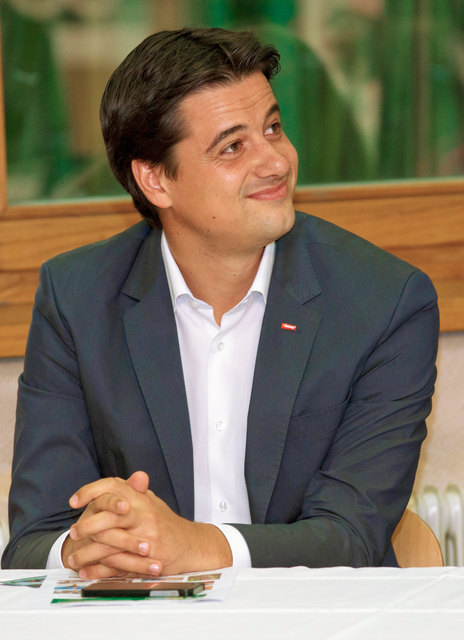 Tausche Tormanntrikot gegen Sakko: Alexander Knezevic | Foto: GEPA