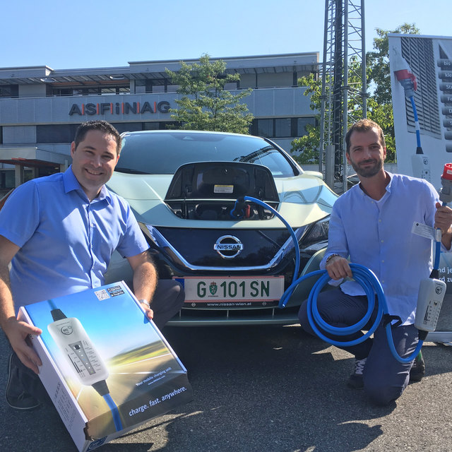 Dietmar Niederl mit Asfinag-Fuhrparkleiter Klaus Ohner (r.). | Foto: DiniTech GmbH