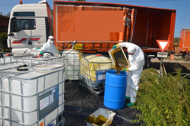 Lkw-Unfall in Taufkirchen an der Pram am Montag, 27. August 2018: Der Lkw kam von der Straße ab – Container mit insgesamt 3000 Litern Wasserstoffperoxid und Eisenchlorid stürzten heraus.