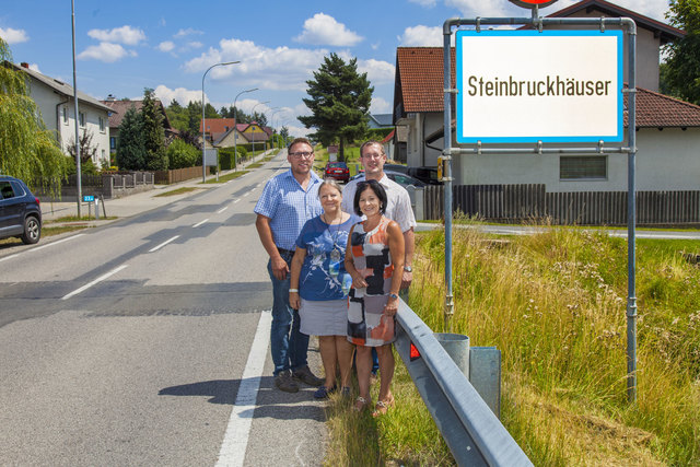 VBgm. Margit Weikartschläger und die Gemeinderäte Michael Buxbaum und Andreas Granner besichtigen gemeinsam mit LAbg. Margit Göll den geplanten Bauabschnitt.﻿ | Foto: VP Heidenreichstein