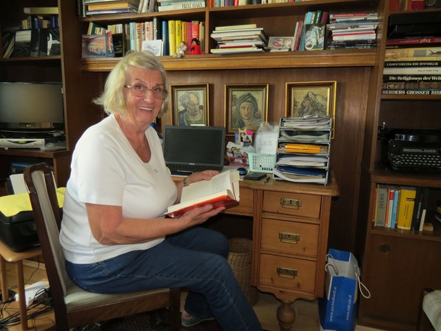 Agnes Bernhart recherchiert in Büchern und fotografiert die Veränderungen im Donaufeld.