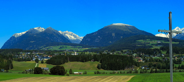 Schönes Wetter, strahlende Berge in Weiß und das sonnige Mariapfarr inmitten. Vor kurzem wurde die Wallfahrtskirche Mariapfarr zur Basilika erhoben.