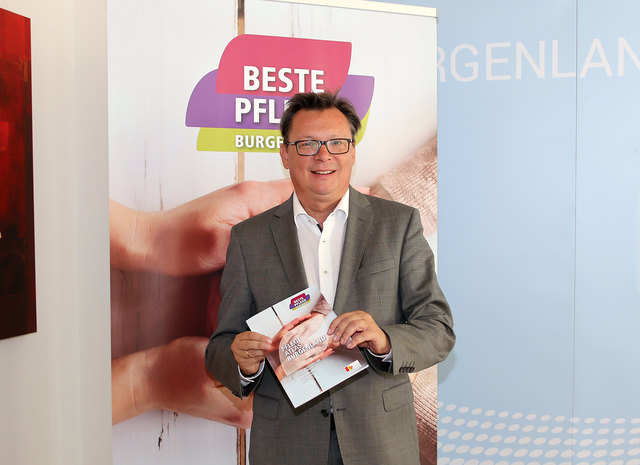 Soziallandesrat Norbert Darabos präsentierte die neue Informationsbroschüre. | Foto: Landesmedienservice