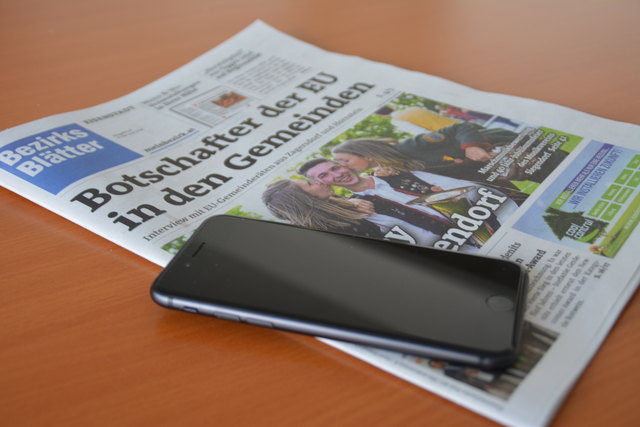 Werbung online über das Smartphone oder klassisch in der Zeitung schalten? Das hängt unter anderem von der Zielgruppe ab. | Foto: Franz Tscheinig
