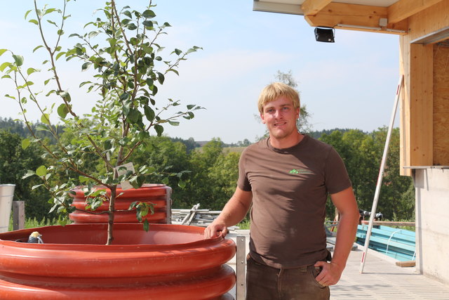 Johannes Fischerleitner bei der Baustelle zu seinem neuen Schweinehotel.