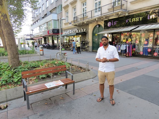Ricki Randhawa der Initiative Praterstraße möchte die Betrunkenen vor seinem Geschäft und aus der Praterstraße entfernen. | Foto: Sabine Krammer