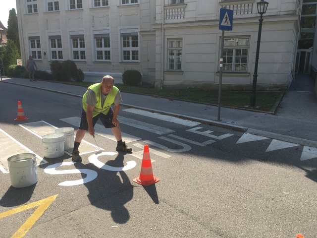 Wolfgang Murrer vom Bauhof Neulengbach erneuert die Markierung bei der Volksschule Neulengbach. | Foto: Stadtgemeinde Neulengbach