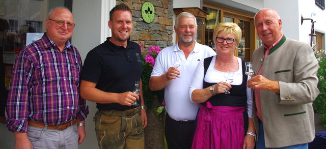 Reiseleiter Sepp Nöbauer, Gastgeber Christoph, Sepp und Sonja Riedlsperger und Handelsagent Franz Gruber (v. li.). | Foto: Gruber