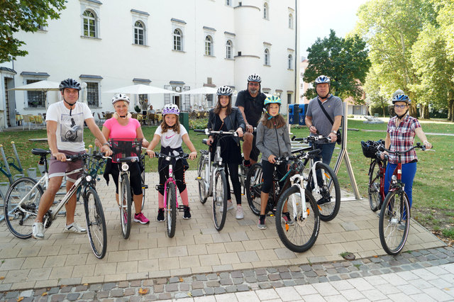 Bürgermeister Gerhard Pirih und Stadtrat Christian Klammer testeten mit Kindern und Journalisten den neuen Radweg in der Innenstadt | Foto: KK/eggspress