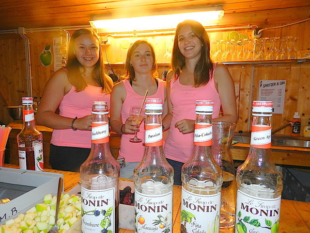 Pink-Tanktops als Bar-Outfit: Patricia Hausmann, Maria Wecer, Marina Hickersberger. | Foto: Heribert Punz