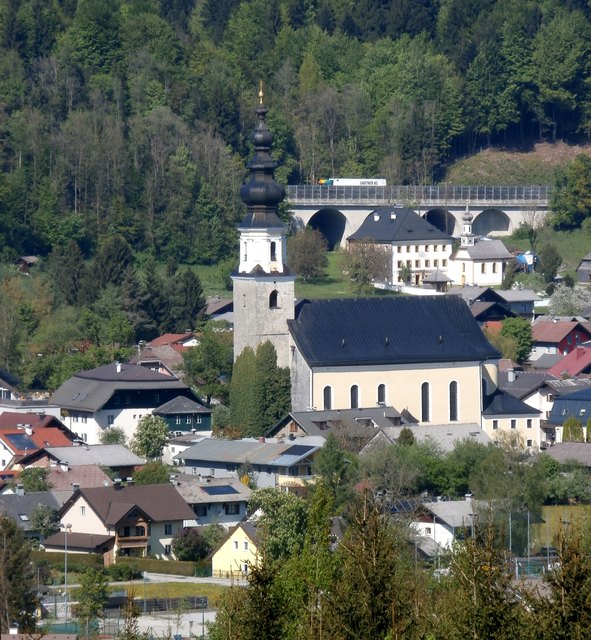 In dieser Perspektive liegen die Pfarrkirche und der etwa 600 Mter entfernte Pfarrfof nah beisammen.