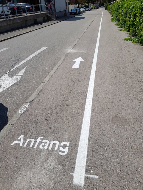 Wo der Gehsteig breit genug ist, wurde ein eigener Radweg markiert | Foto: KK/eggspress