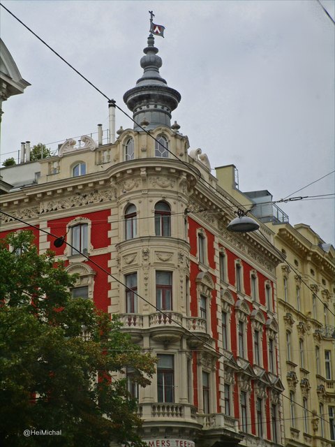 Steht am Rilkeplatz (Rainer Maria Rilke,Lyriker und Schriftsteller 1875-1926) im 4 Bezirk und damals hieß der Rilke Platz :Suttner Platz