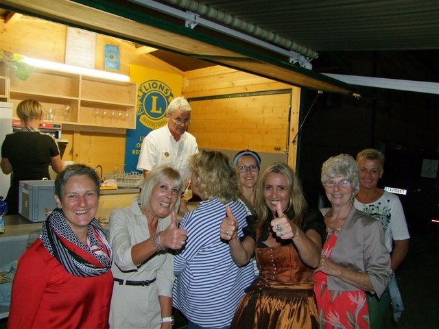 Illustre Damenrunde mit KunstRAUM-Mastermind Edith Lesnik (3. von rechts) | Foto: Lesnik