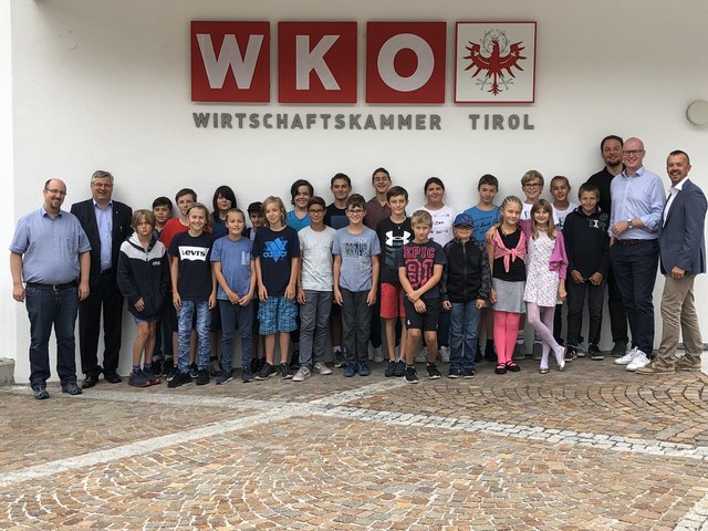 Die "digital heros" mit ihren Trainern sowie Initiator Mario Eckmaier (2.v.r), Bezirksobmann Toni Prantauer (2.v.l.) und Bezirksstellenleiter Otmar Ladner (r.). | Foto: © WK Landeck