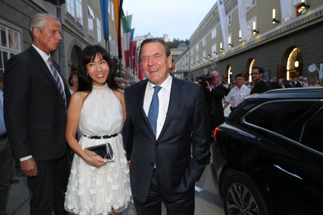 Ex-Bundeskanzler von Deutschland Gerhard Schröder mit Soyeon Kim | Foto: Neumayr