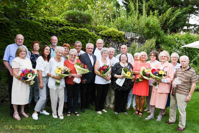 Margarete und Kurt Mayer, Elfriede Graf, Dora Binsario(Pflegerin) mit Hildegard Nausch, dahinter Karl Graf, Annemarie Buck, Ingrid Fenyösy, Robert Buck, Bürgermeister Ferdinand Köck, Matthias Grabner, Ernestine und Heribert Kugler, Yvette Polz mit Schwester Elfriede Turek, dahinter Franz Karl, Elke Peter, Anna Rainer (Hilfswerk) mit Maria Bauer, GR Helga Dworan und Helmut Decker..