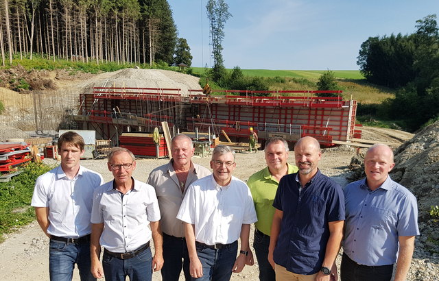 V.l.AL Johannes Haberl, Bgm. Josef Guggenberger, Berndorf, Vbgm. Fritz Lang, Palting, LR Josef Schwaiger, Bgm. Franz Wimmer, Lochen, Gebietsbauleiter Dipl.-Ing. Anton Pichler und Bgm. Christoph Weitgasser, Palting. | Foto: Gmde. Berndorf