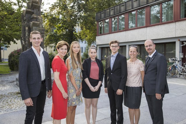 Von links nach rechts: Felix Riffelsberger, Landtagspräsidentin Brigitta Pallauf, Anna Steger, Denise Grießl, Andreas Moser, Andrea Dillinger und Oskar Dohle. | Foto: Neumayr/Leo