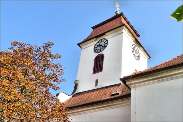 Hoch oben auf einer natürlichen Terrassenkante thront die alte Kirche, die angeblich auf den Fundamenten eines römischen Wachtturms errichtet wurde.