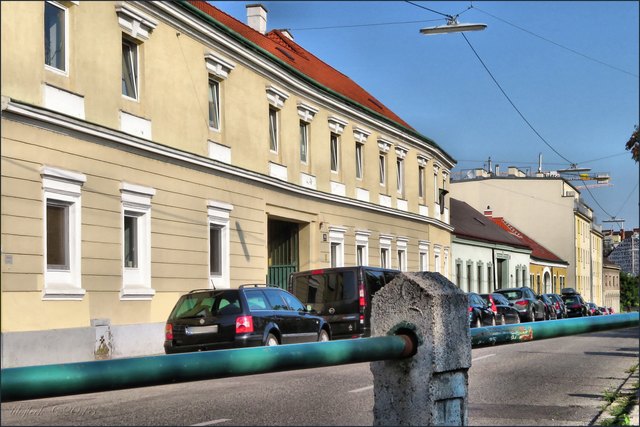 Auf diesem Teilstück haben sich noch mehrere der historischen Bauerngehöfte als Gebäude erhalten
