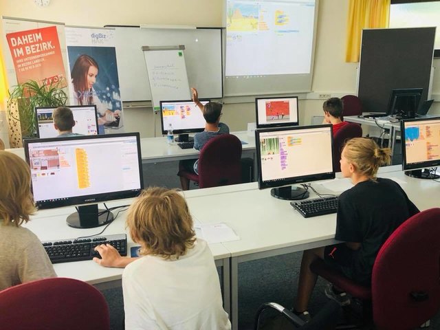 Coding4Kids in der WK Landeck: Die Kinder sind konzentriert bei der Arbeit. | Foto: © WK Landeck