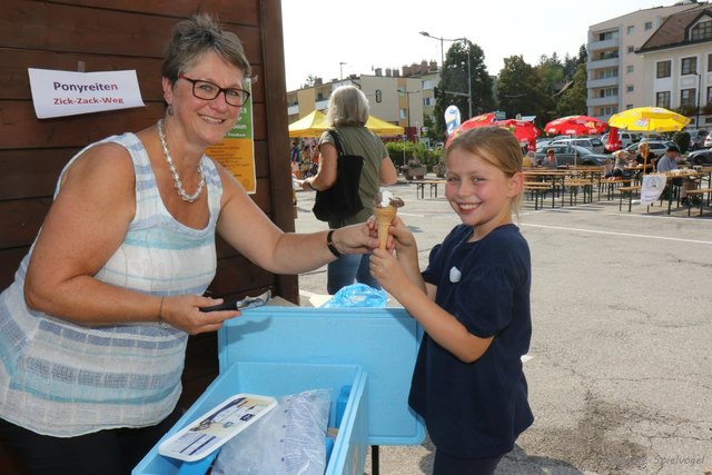 Kurz entschlossen und zur inneren Abkühlung brachte Vizebürgermeisterin Irene Wallner-Hofhansl leckeres Eis mit, das bei den kleinen Leckermäulern sehr gut ankam.