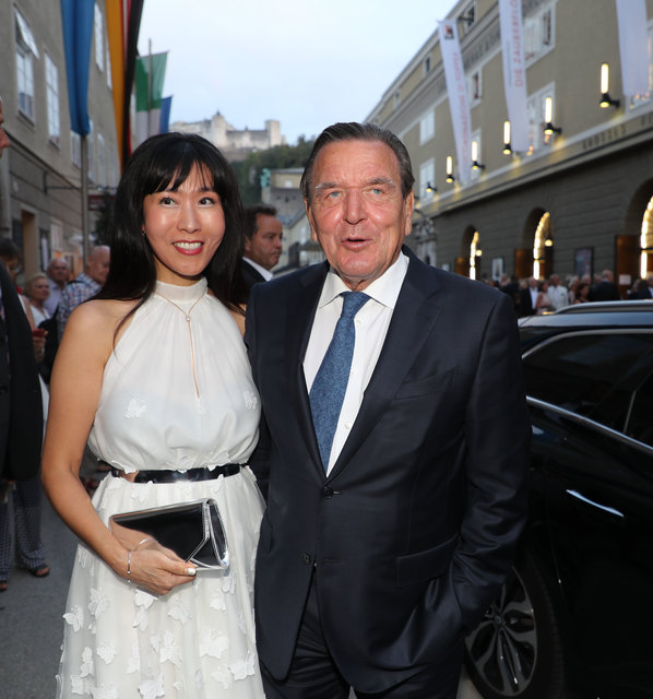 Ex-Bundeskanzler von Deutschland Gerhard Schröder mit Soyeon Kim | Foto: Neumayr