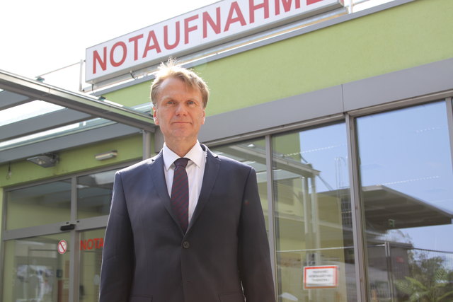 Der ärztliche Direktor Stefan Dorner vor der Notaufnahme.