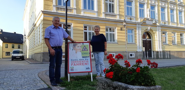 Bürgermeister Gerhard Kirchmaier und
Stadträtin Elisabeth Jank wünschen sich ein unfallfreies Schuljahr. | Foto: Stadtgemeinde Heidenreichstein