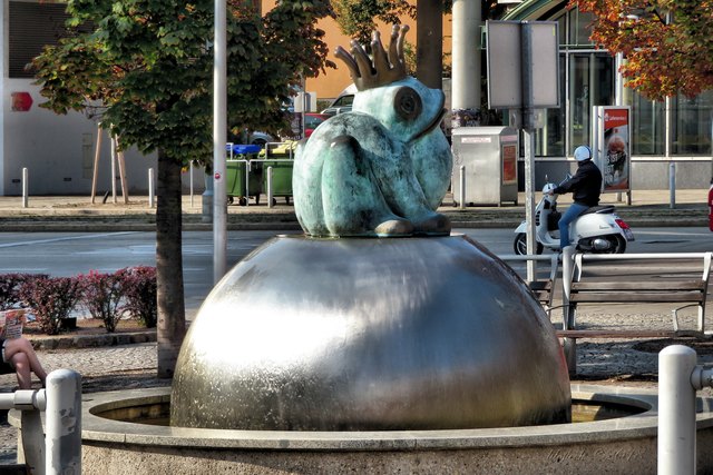 Und auf dem Simmeringer Platz, vor dem Kirchenhügel, da wartet immer noch der Froschkönig des Froschbrunnen (von Kumpf) auf seine Erlöserin