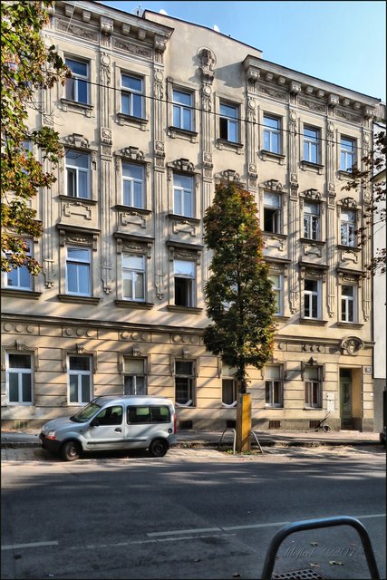 So manche wirklich schön gestaltete und geschmückte Fassade steht in krassem Kontrast zu den glatten, gesichtslosen Bauwerken links und rechts davon