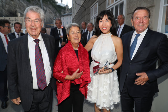 Altbundespräsident Heinz Fischer mit Gattin Margit, Ex-Bundeskanzler von Deutschland Gerhard Schröder und Soyeon Kim | Foto: Neumayr