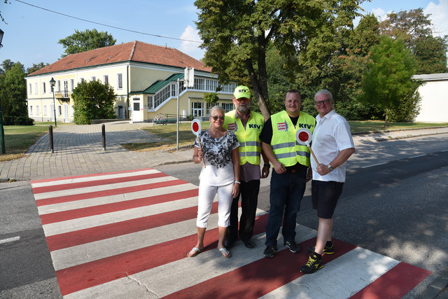 Schulstadträtin Andrea Reisenbauer und Stadtrat Peter Spicker mit den beiden ausgebildeten Schülerlotsen Roman Hofer und Gerhard Zwinz.﻿ | Foto: Robert Unger/Stadtgemeinde Ternitz