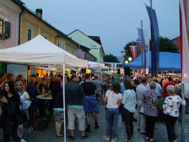 Hunderte Besucher erfreuten sich an der Biermarktzeit | Foto: Edith Lesnik