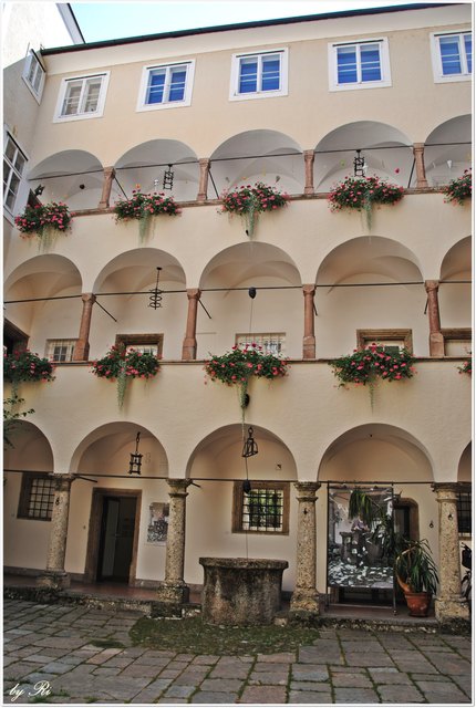 In den einsamen Stunden des Geistes
Ist es schön, in der Sonne zu gehn
An den gelben Mauern des Sommers hin.

Georg Trakl (1887 - 1914)