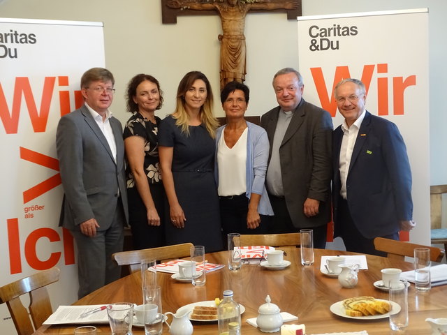 An Lösungen arbeiten Herbert Beiglböck, Bettina Schifko (Abteilungsleiterin Asyl und Integration Caritas), Anna Grigorian, Gemeinderätin Andrea Descovich, Friedrich Weingartmann und Josef Ober (v.l.).