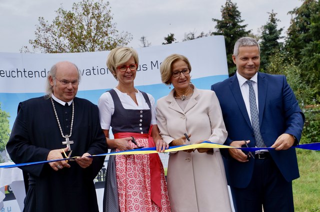Abt Georg, Marie-Luise Fonatsch, Johanna Mikl-Leitner und Alexander Meissner eröffnen die erste Smart-Street NÖs.