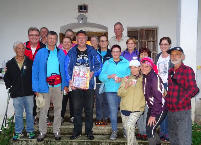 Foto Werner Schöll von links: Ernst Kortschak, Werner Schöll, Norbert Pingitzer, Erich und Maria Schock, Johann Binder, Johann Hellmann, Edith Kortschak, Maria Sulyok, Karin Keglowich, Johann Scheu, Eveline Mittermann, Renate Schubert, Herta Wilfinger, Elisaveth Bilinsky, Karla Schöll-Tritremmel und Günther Pauer.