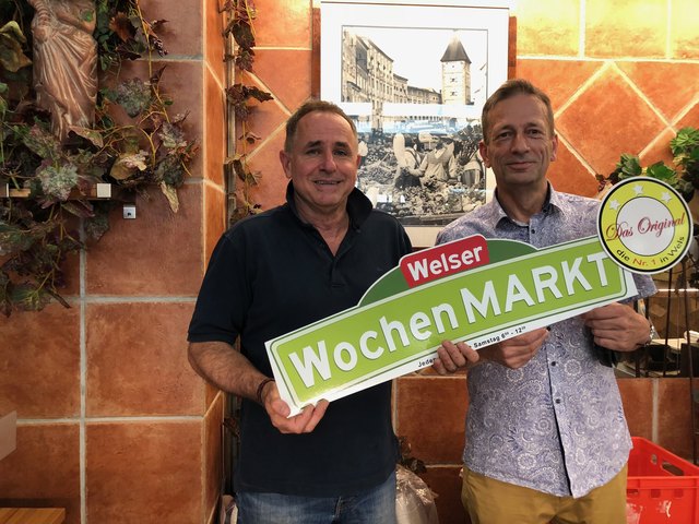 Kurt Brandstätter, Obmann des Vereins der Welser Wochenmarktbeschicker, und Kassier Gerhard Hauender setzen sich seit Jahren für die Attraktivierung des Welser Wochenmarktes ein. | Foto: BRS/Rohn