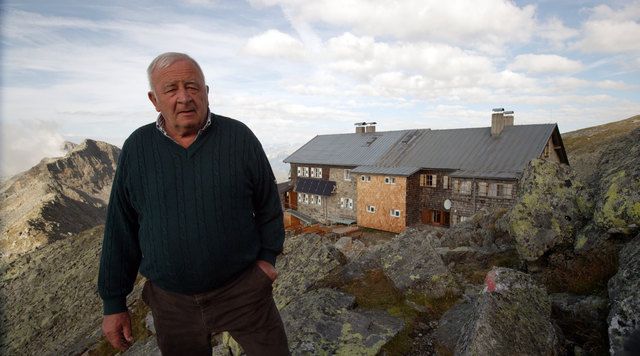 Helmut Holzer vor der Europahütte, aus dem Film "Die bauliche Maßnahme" | Foto: © NGF