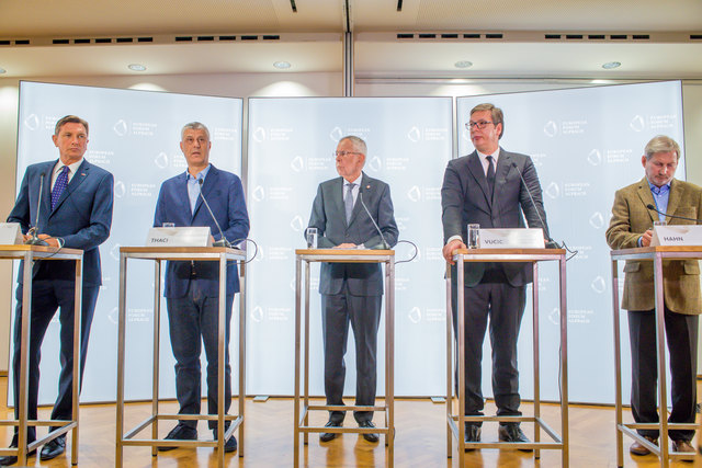 Historisch: Gemeinsam mit Bundespräsident Alexander Van der Bellen (Mitte) diskutierten der serbische Präsident Aleksandar Vučić, der kosovarische Präsident Hashim Thaçi, der slowenische Präsident Borut Pahor, EU-Kommissar Johannes Hahn mit den „Young Experts“ Tena Prelec von der London School of Economics und dem Analysten Adnan Ćerimagić.