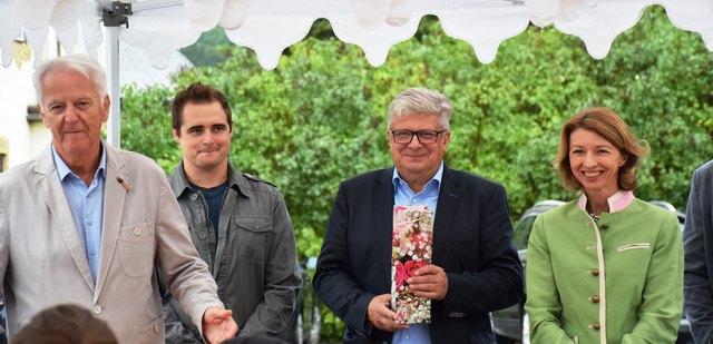 Schlüsselübergabe an neue Mieter in Sachsenburg. v.li.n.re: Günther Kostan (VKS), Peter Gratzer (Bezirksgeschäftsführer SPÖ), Vizebürgermeister Dietmar Bauer, Wohnbaureferentin Gaby Schaunig