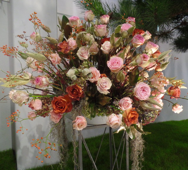 Umgeben von herrlichen Blumen und Kunstwerken.