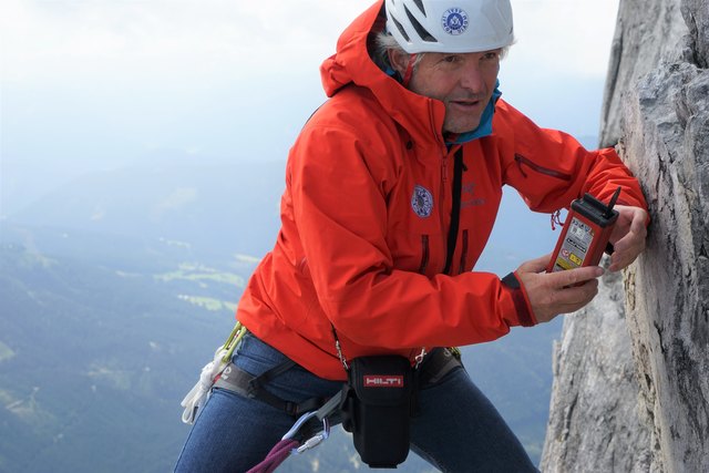 Gerald Valentin auf der Bischofsmütze.