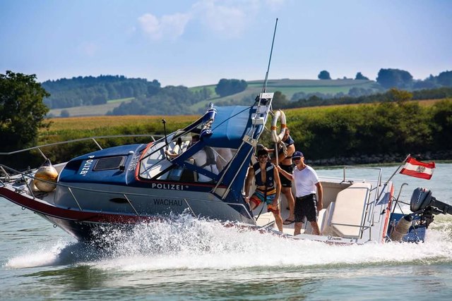 Ausbildung an der Donau: Die Schüler der Sicherheitsakademie Ybbs machten die Rettungsschwimmerausbildung am Boot. | Foto: Wolfsteiner Wolfgang