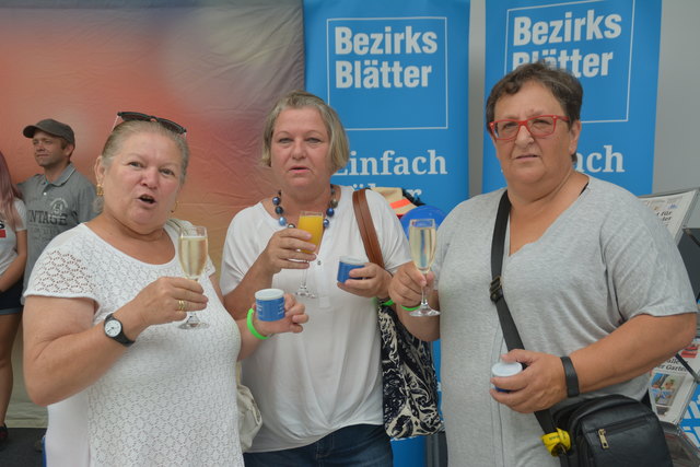 Zahlreiche Besucher freuten sich über ein Glaserl Sekt und eine kleine Überraschung.