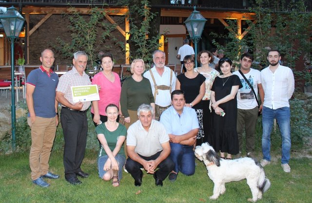 Pflegten einen interkulturellen Erfahrungsaustausch zur Regionalentwicklung im Naturhotel Steinschalerhof: LEADER-Manager Stefan Niedermoster (regio³), LEADER Obmann Bgm. Anton Gonaus (Mostviertel-Mitte), Hans Weiß (Naturhotel Steinschalerhof), LEADER-Managerin Petra Scholze-Simmel (Mostviertel-Mitte) mit der Delegation aus Abchasien. | Foto: Foto: LEADER-Region Mostviertel Mitte